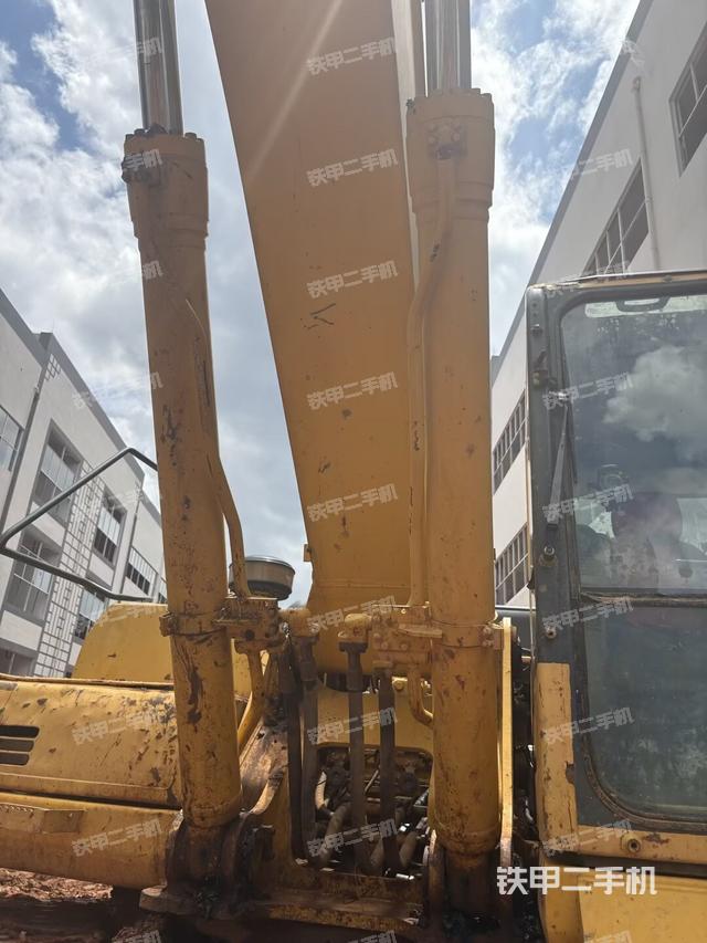 转盘和下车架正前(工作和回转装置) 转盘和下车架正前(工作和回转装置)