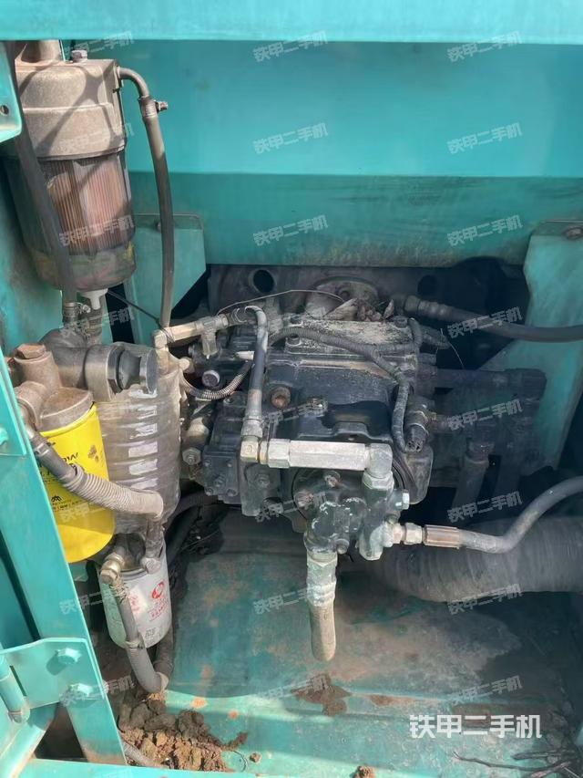 液压泵舱室正面整体(整机外观) 液压泵舱室正面整体(整机外观)