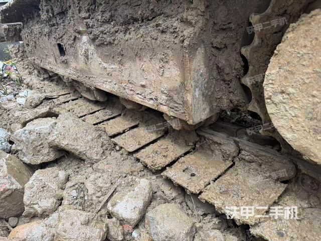 右侧履带整体 (行走机构) 右侧履带整体 (行走机构)