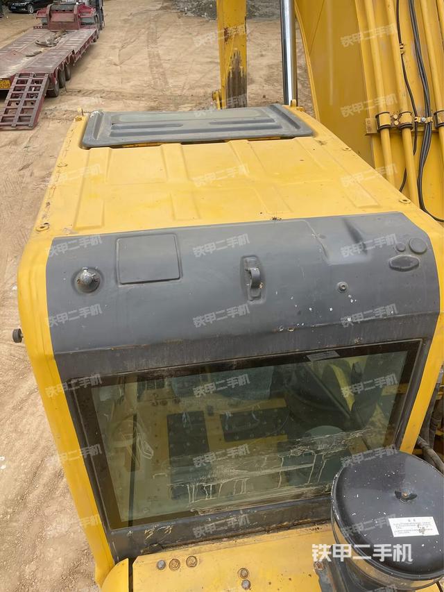 驾驶室顶部(整机外观) 驾驶室顶部(整机外观)