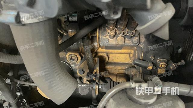 液压泵舱室正面整体（整机外观）