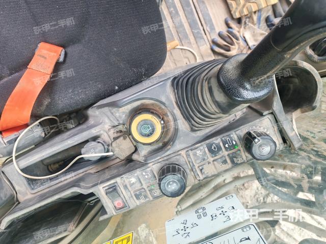 座椅右侧控制台/钥匙门/油门/含右手柄(驾驶室部分) 座椅右侧控制台/钥匙门/油门/含右手柄(驾驶室部分)