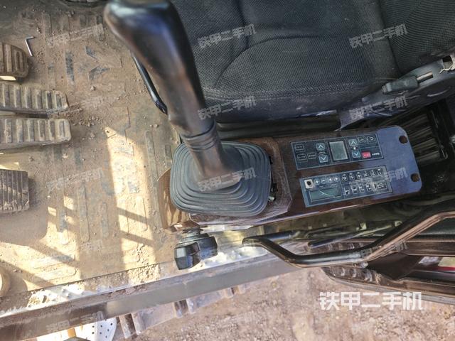 座椅左侧控制台/音响/含左手柄(驾驶室部分) 座椅左侧控制台/音响/含左手柄(驾驶室部分)