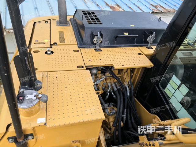 驾驶室顶部(整机外观) 驾驶室顶部(整机外观)