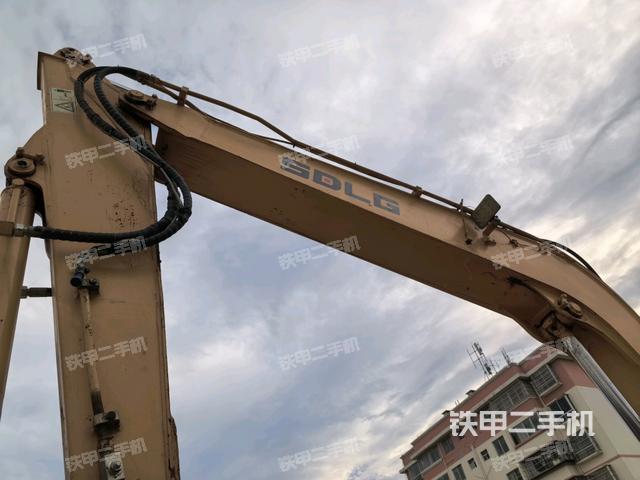 小臂整体左后(工作和回转装置) 小臂整体左后(工作和回转装置)