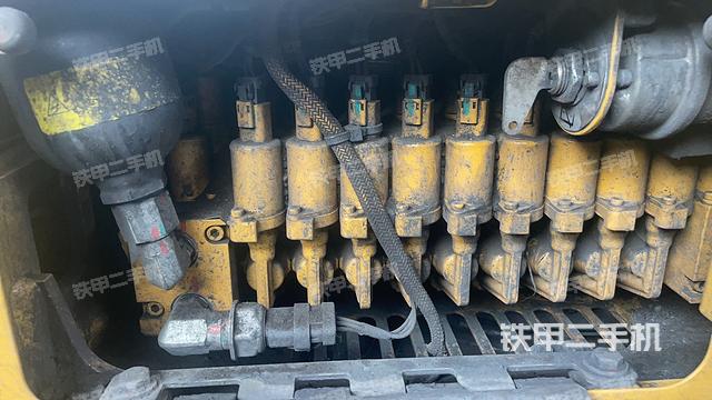 回转马达和主控阀（整机外观）