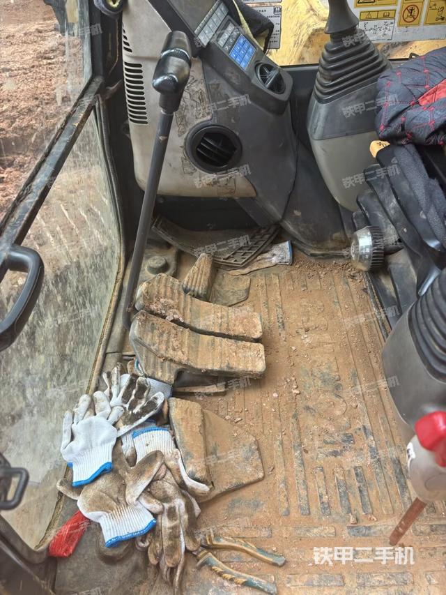 座椅左侧控制台/音响/含左手柄(驾驶室部分) 座椅左侧控制台/音响/含左手柄(驾驶室部分)