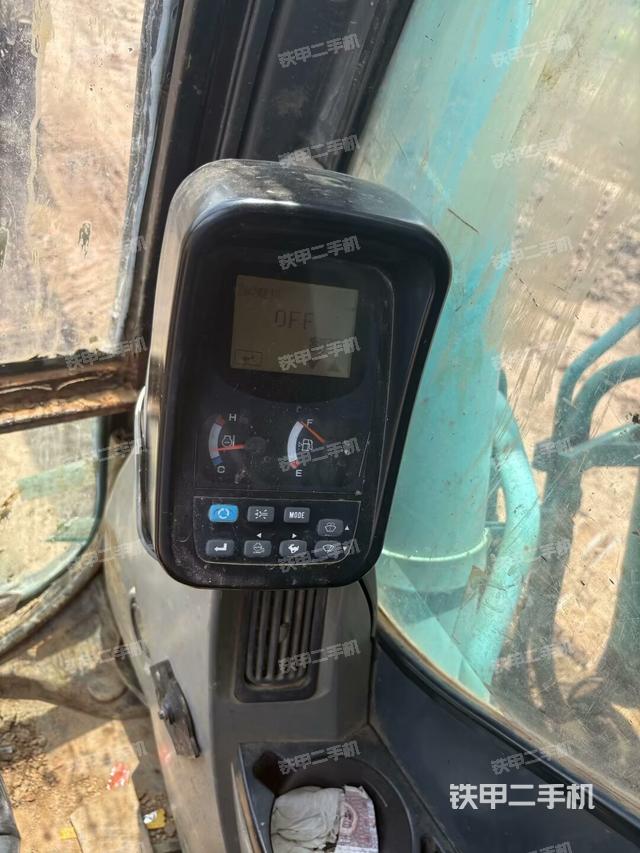 座椅右侧控制台/钥匙门/油门/含右手柄(驾驶室部分) 座椅右侧控制台/钥匙门/油门/含右手柄(驾驶室部分)