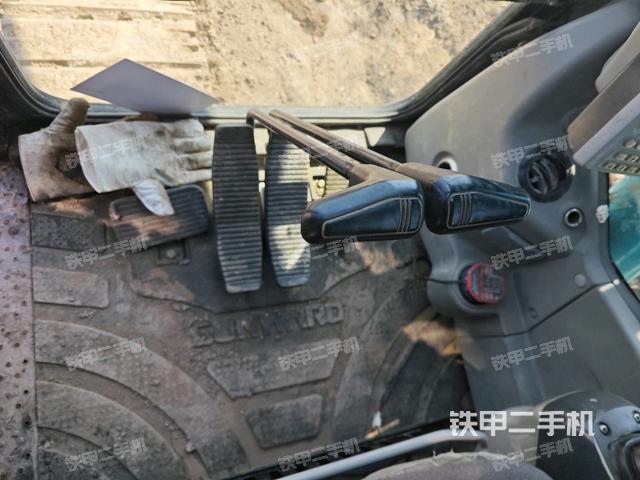 行走控制手柄和踏板?俯拍（駕駛室部分）