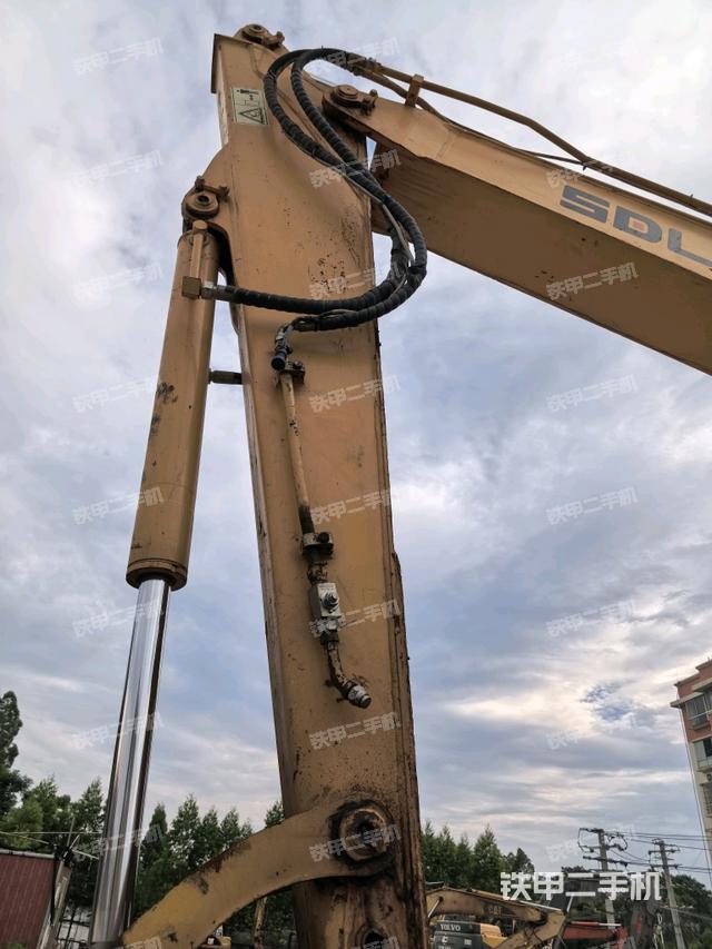 小臂整体右前(工作和回转装置) 小臂整体右前(工作和回转装置)