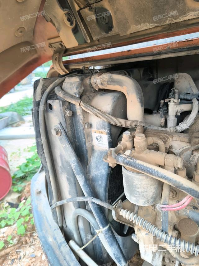 回转马达和主控阀(整机外观) 回转马达和主控阀(整机外观)