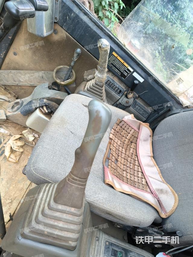 驾驶室顶部(整机外观) 驾驶室顶部(整机外观)