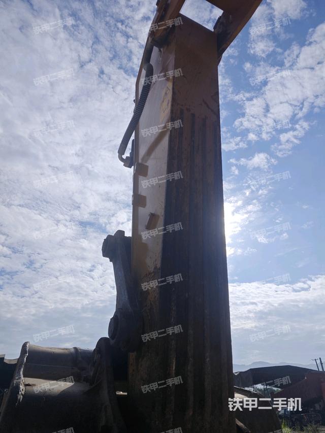 小臂整体左后(工作和回转装置) 小臂整体左后(工作和回转装置)