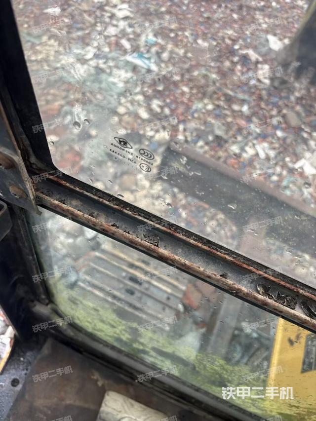 座椅左侧控制台/音响/含左手柄(驾驶室部分) 座椅左侧控制台/音响/含左手柄(驾驶室部分)