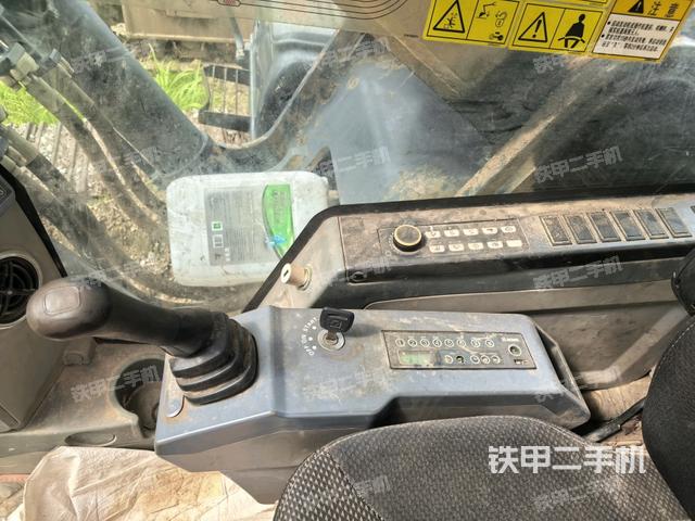 座椅右侧控制台/钥匙门/油门/含右手柄(驾驶室部分) 座椅右侧控制台/钥匙门/油门/含右手柄(驾驶室部分)