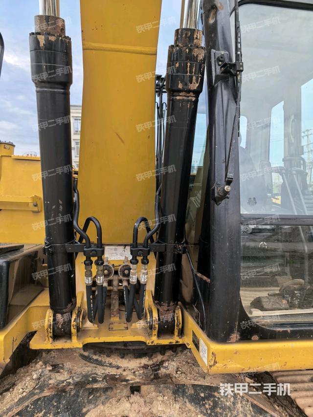 大臂根部 斜视(工作和回转装置) 大臂根部 斜视(工作和回转装置)