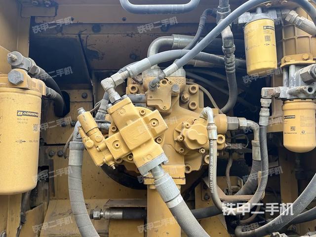 液压泵舱室正面整体(整机外观) 液压泵舱室正面整体(整机外观)