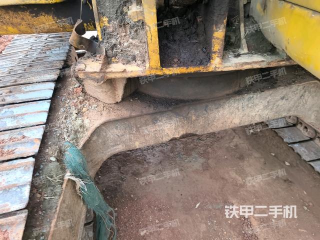 转盘和下车架正前(工作和回转装置) 转盘和下车架正前(工作和回转装置)