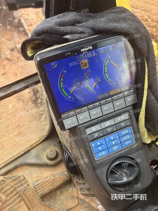 座椅右侧控制台/钥匙门/油门/含右手柄(驾驶室部分) 座椅右侧控制台/钥匙门/油门/含右手柄(驾驶室部分)