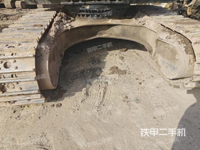 转盘和下车架正前(工作和回转装置) 转盘和下车架正前(工作和回转装置)