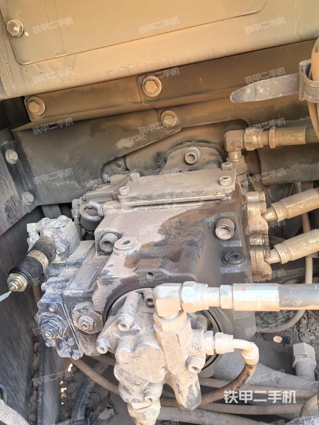 液压泵舱室正面整体（整机外观）