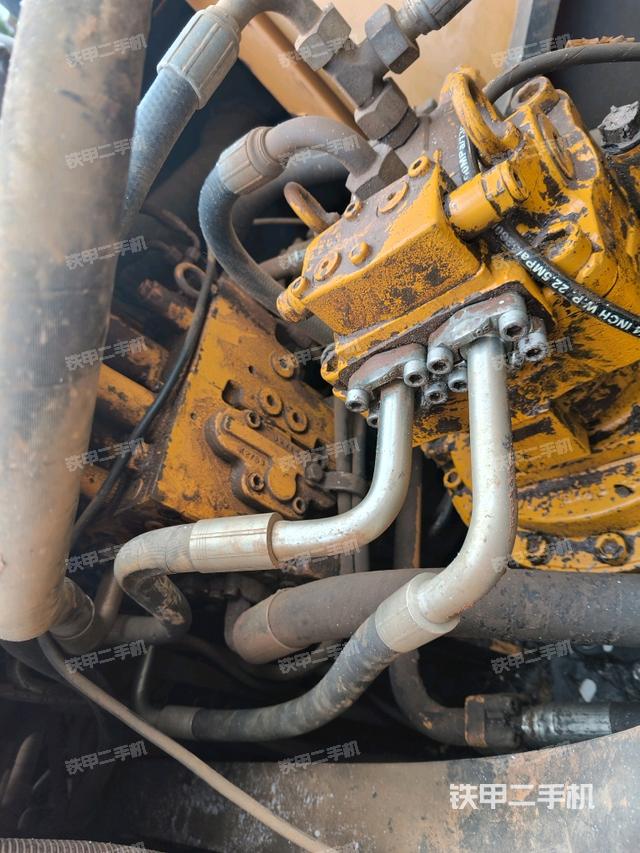 回转马达和主控阀（整机外观）