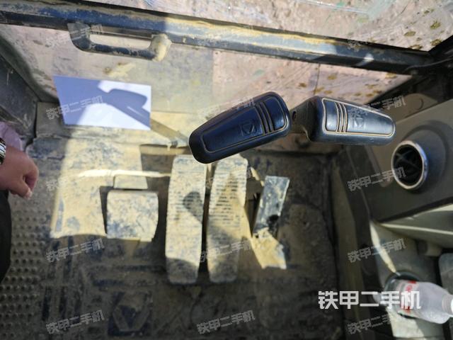 行走控制手柄和踏板 俯拍(驾驶室部分) 行走控制手柄和踏板 俯拍(驾驶室部分)