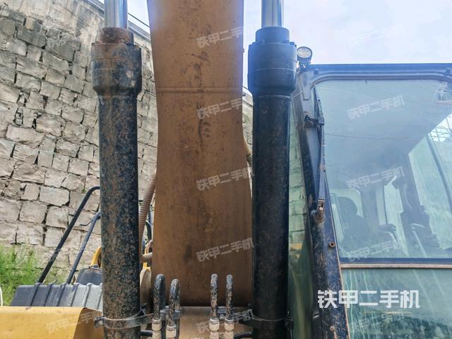 大臂油缸整体 竖拍(工作和回转装置) 大臂油缸整体 竖拍(工作和回转装置)