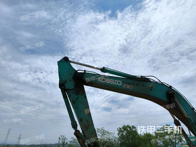 大臂油缸整体 竖拍(工作和回转装置) 大臂油缸整体 竖拍(工作和回转装置)