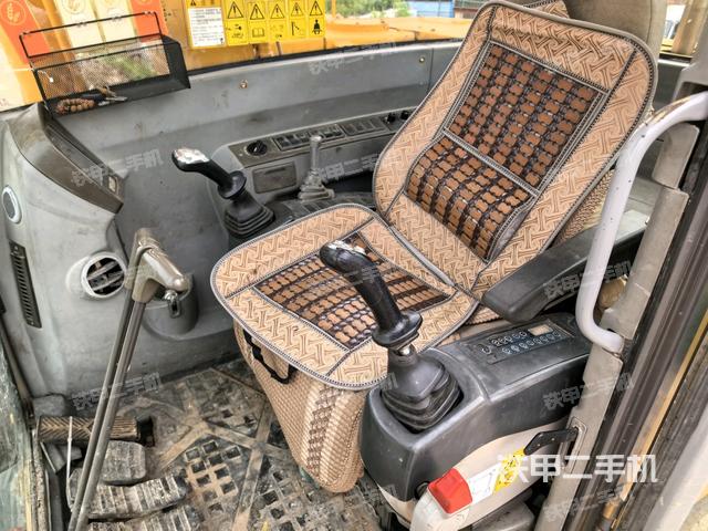 座椅左侧控制台/音响/含左手柄(驾驶室部分) 座椅左侧控制台/音响/含左手柄(驾驶室部分)
