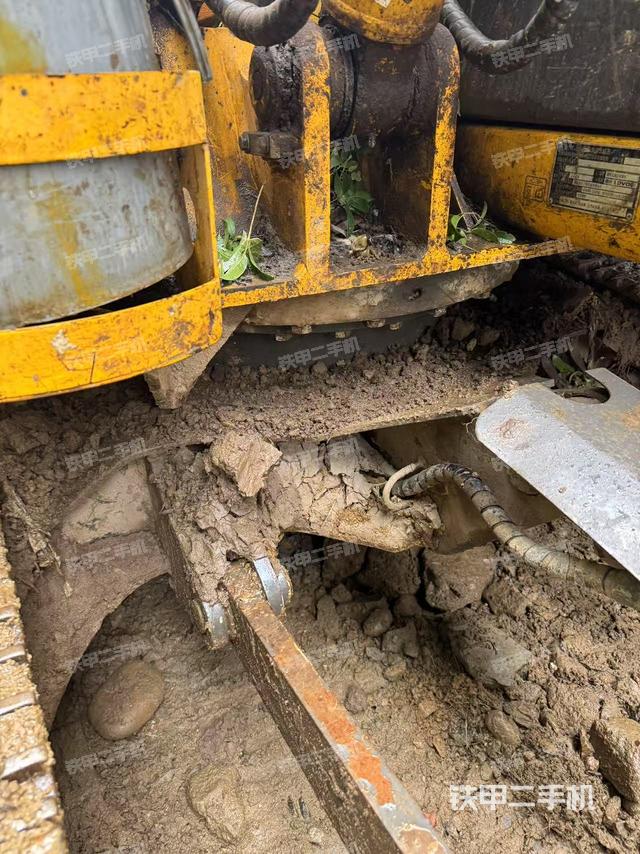 转盘和下车架正前(工作和回转装置) 转盘和下车架正前(工作和回转装置)