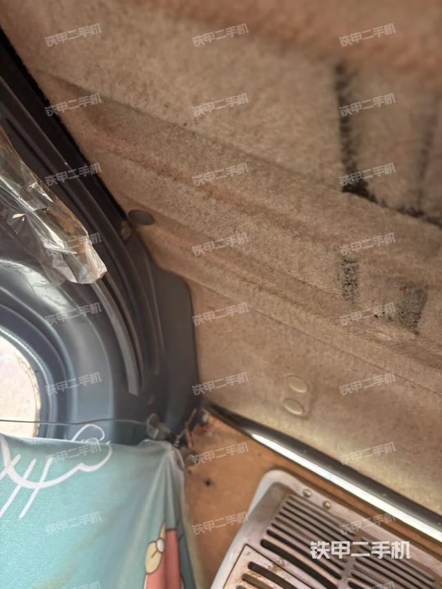 座椅左侧控制台/音响/含左手柄(驾驶室部分) 座椅左侧控制台/音响/含左手柄(驾驶室部分)