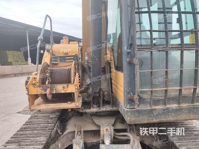 小臂整体右前(工作和回转装置) 小臂整体右前(工作和回转装置)