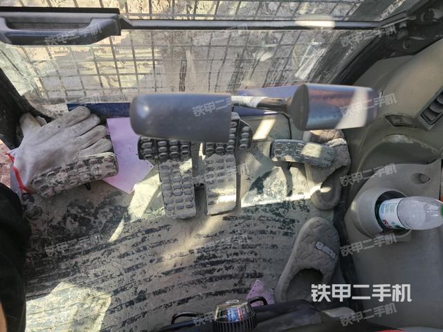 行走控制手柄和踏板 俯拍(驾驶室部分) 行走控制手柄和踏板 俯拍(驾驶室部分)