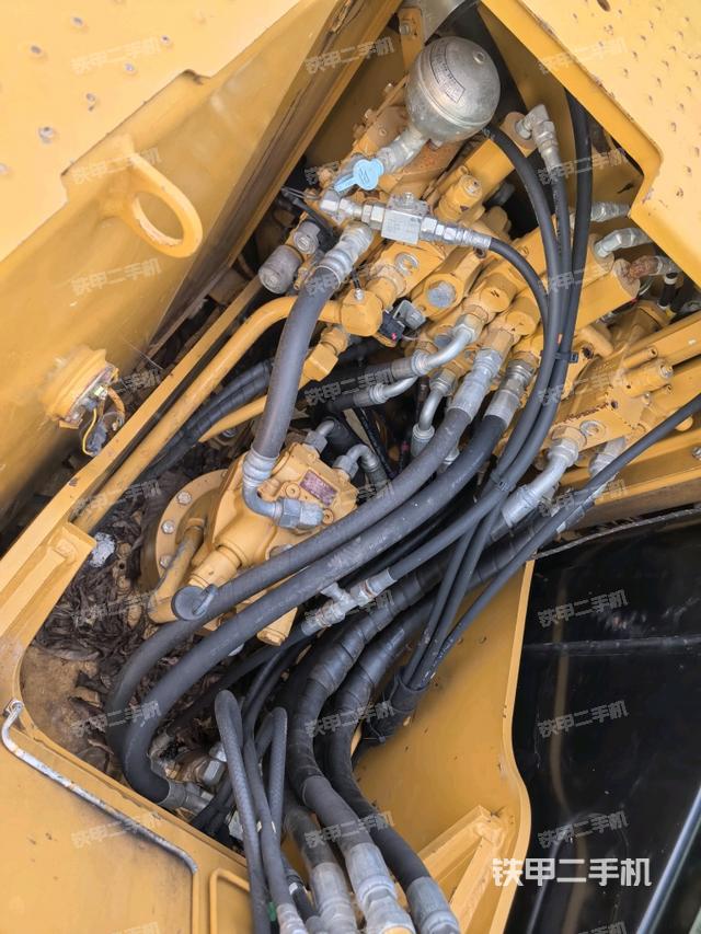 回转马达和主控阀(整机外观) 回转马达和主控阀(整机外观)