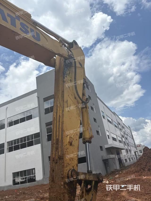 小臂整体右前(工作和回转装置) 小臂整体右前(工作和回转装置)