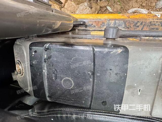 座椅左侧控制台/音响/含左手柄(驾驶室部分) 座椅左侧控制台/音响/含左手柄(驾驶室部分)