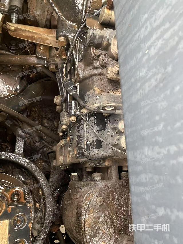 液压泵舱室正面整体（整机外观）