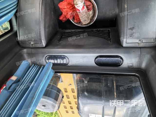 左后方玻璃角标(驾驶室部分) 左后方玻璃角标(驾驶室部分)