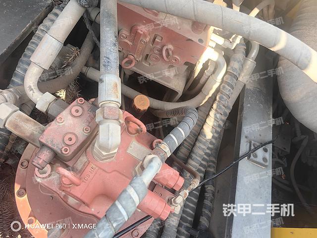 回转马达和主控阀(整机外观) 回转马达和主控阀(整机外观)