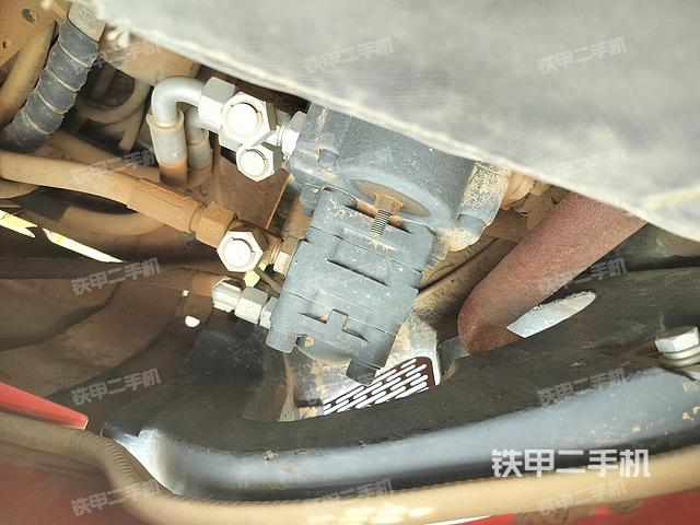 液压泵舱室正面整体（整机外观）