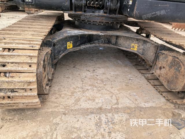 大臂油缸整体 竖拍(工作和回转装置) 大臂油缸整体 竖拍(工作和回转装置)