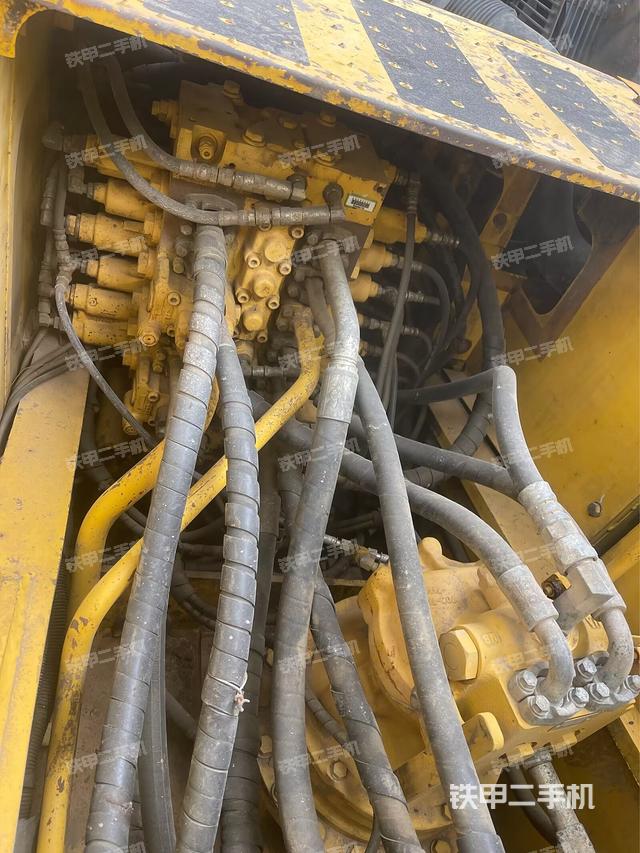 回转马达和主控阀(整机外观) 回转马达和主控阀(整机外观)