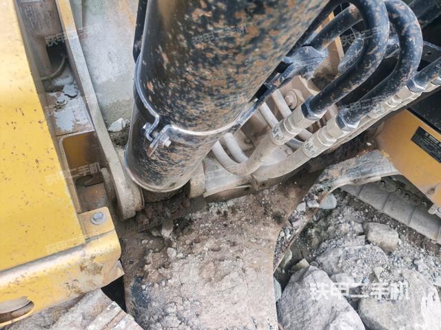 转盘和下车架正前(工作和回转装置) 转盘和下车架正前(工作和回转装置)