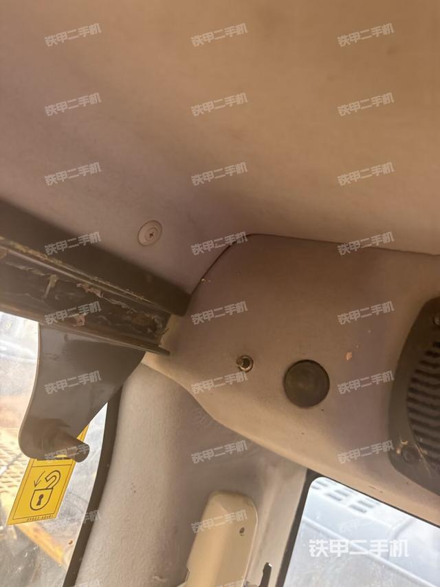 左后方玻璃角标(驾驶室部分) 左后方玻璃角标(驾驶室部分)