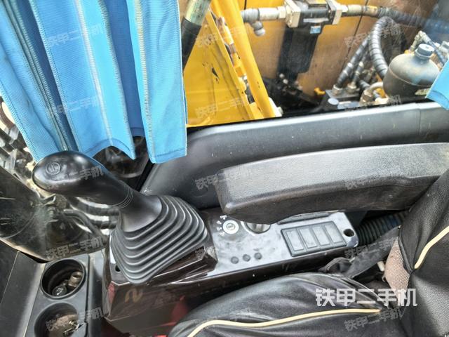 行走控制手柄和踏板 俯拍(驾驶室部分) 行走控制手柄和踏板 俯拍(驾驶室部分)