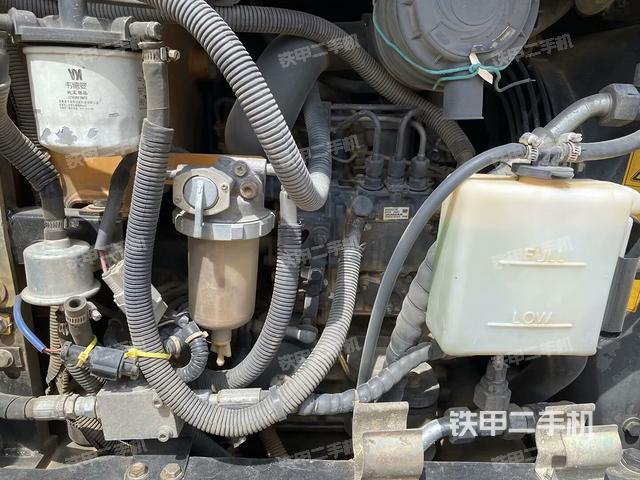 液压泵舱室正面整体（整机外观）