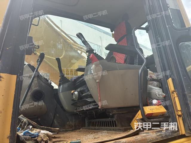 行走控制手柄和踏板 俯拍(驾驶室部分) 行走控制手柄和踏板 俯拍(驾驶室部分)