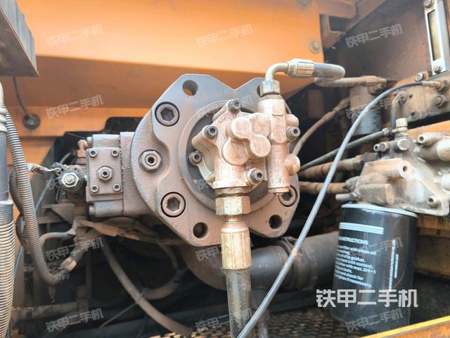 液压泵舱室正面整体（整机外观）