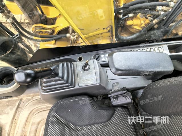 座椅右侧控制台/钥匙门/油门/含右手柄(驾驶室部分) 座椅右侧控制台/钥匙门/油门/含右手柄(驾驶室部分)